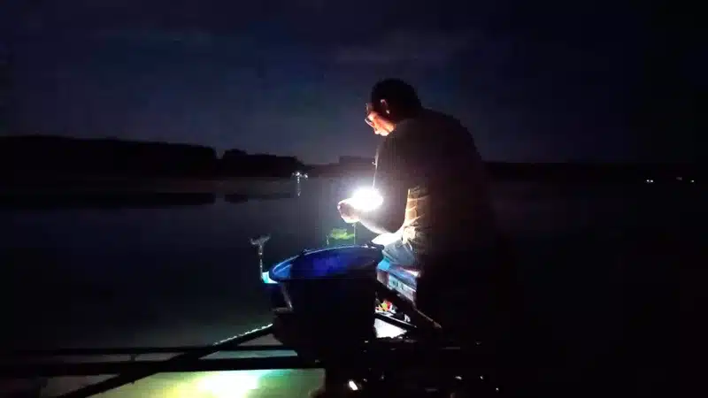 hombre pescando de noche